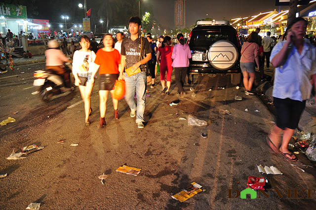 Hạ Long ngập rác sau đêm hội Carnaval